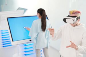 Deux jeunes adultes interagissant avec la technologie VR et tactile dans une pièce futuriste.
