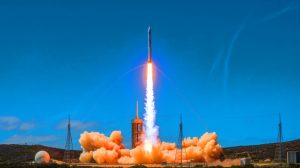 Illustration de l'essai réussi d'un missile balistique intercontinental Minuteman III par les États-Unis, créée par intelligence artificielle.