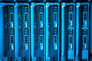 Baies de serveurs actives dans une infrastructure informatique