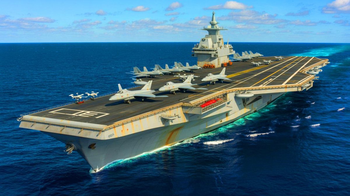 Le porte-avions français géant surgit avec 80 000 tonnes d’acier et renverse brutalement l’équilibre militaire maritime en Europe Illustration de la construction du nouveau porte-avion français et de son impact stratégique.