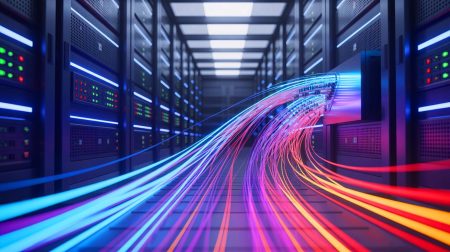 Illustration de la percée japonaise dans la transmission de données à vitesse record grâce à une fibre optique innovante.