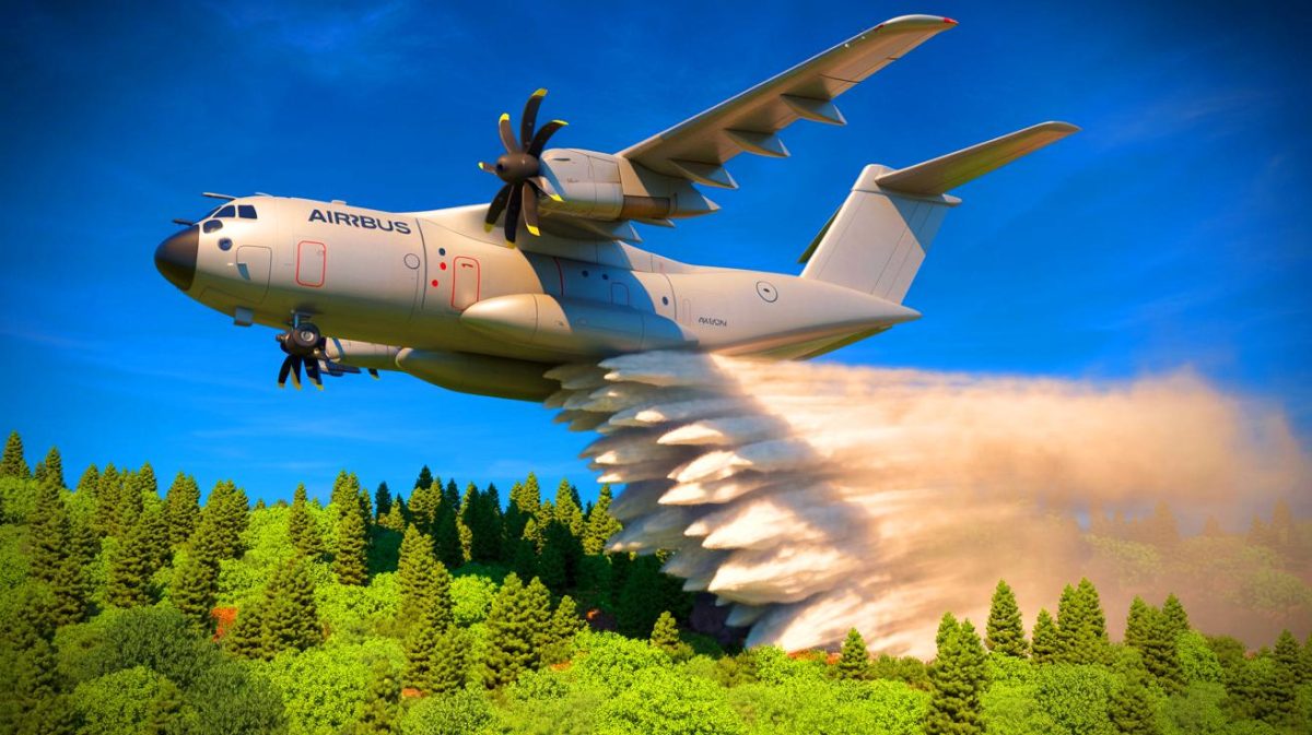 « Ces essais spectaculaires » : Airbus transforme l’A400M en avion anti-incendie révolutionnaire qui pourrait sauver des vies Illustration de l'A400M d'Airbus lors d'un largage d'eau en lutte contre les incendies.