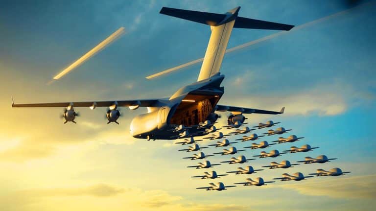 « L’Airbus A400M devient un vaisseau-mère pour drones » : il peut désormais déployer jusqu’à 50 appareils légers de combat