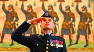 Illustration de l'évolution historique et culturelle du salut militaire à travers les âges.