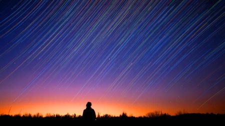 Illustration de la constellation de satellites Starlink dans le ciel nocturne.