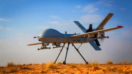 Illustration de l'Hermes 450, le drone polyvalent d'Elbit Systems en mission de reconnaissance.