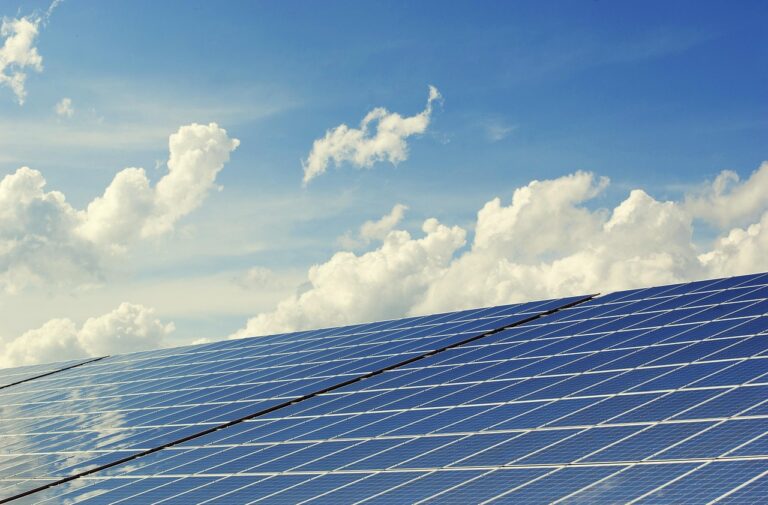 « La plus grande centrale solaire flottante d’Europe vient d’être dévoilée » : un exploit technologique qui redéfinit l’énergie verte sur le continent