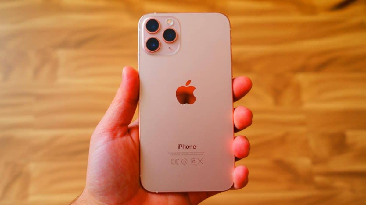 « Le plus fin des iPhone déçoit » : l’iPhone Air chauffe, limite ses performances et bouscule l’image du téléphone parfait Illustration de l'iPhone Air, le smartphone le plus fin et léger jamais créé par Apple.