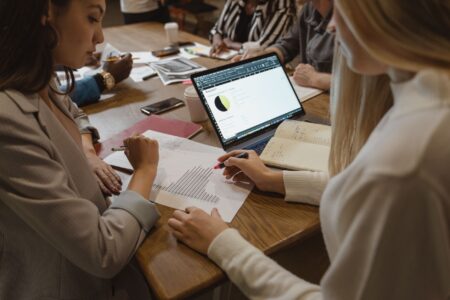 Équipe analysant des indicateurs autour d'un ordinateur