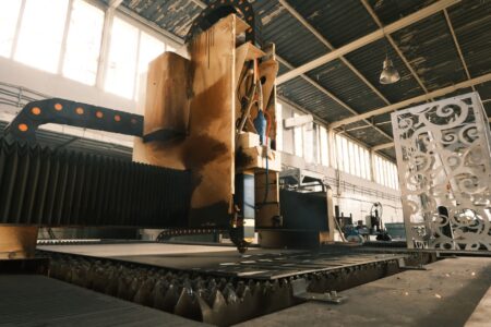 Machine de découpe automatisée dans un atelier industriel