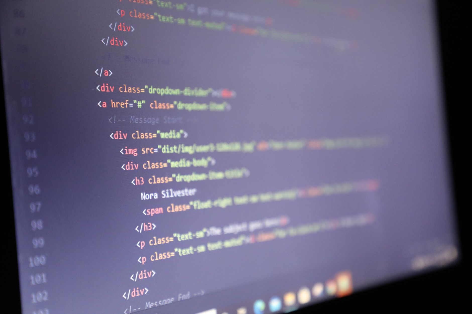 Code HTML illuminé affiché sur un écran d'ordinateur, vue rapprochée.