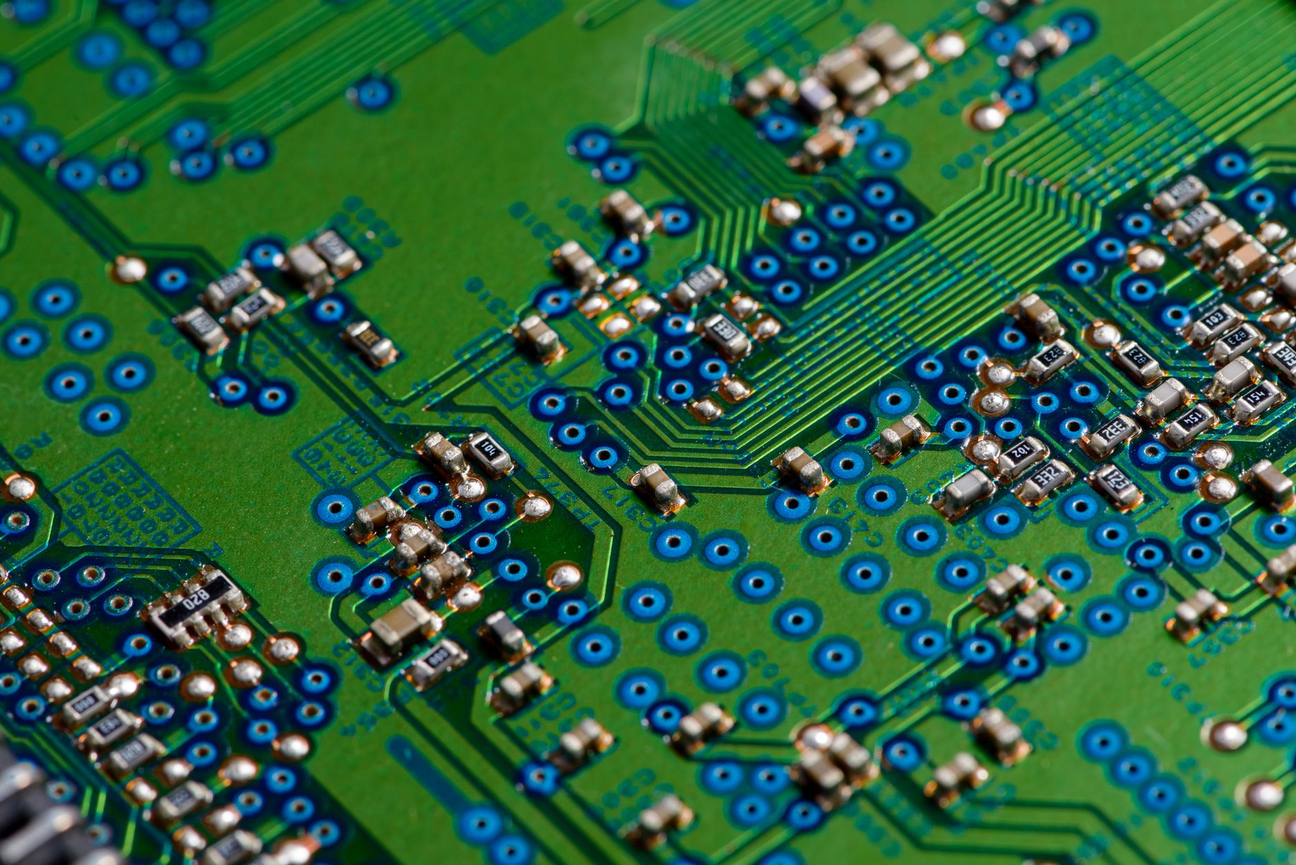 Image détaillée d'une carte de circuit imprimé verte présentant des composants électroniques pour un usage technologique.