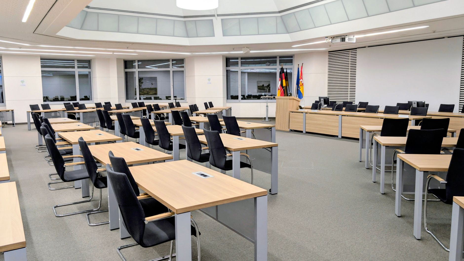 Drapeaux européens dans une salle de réunion institutionnelle.