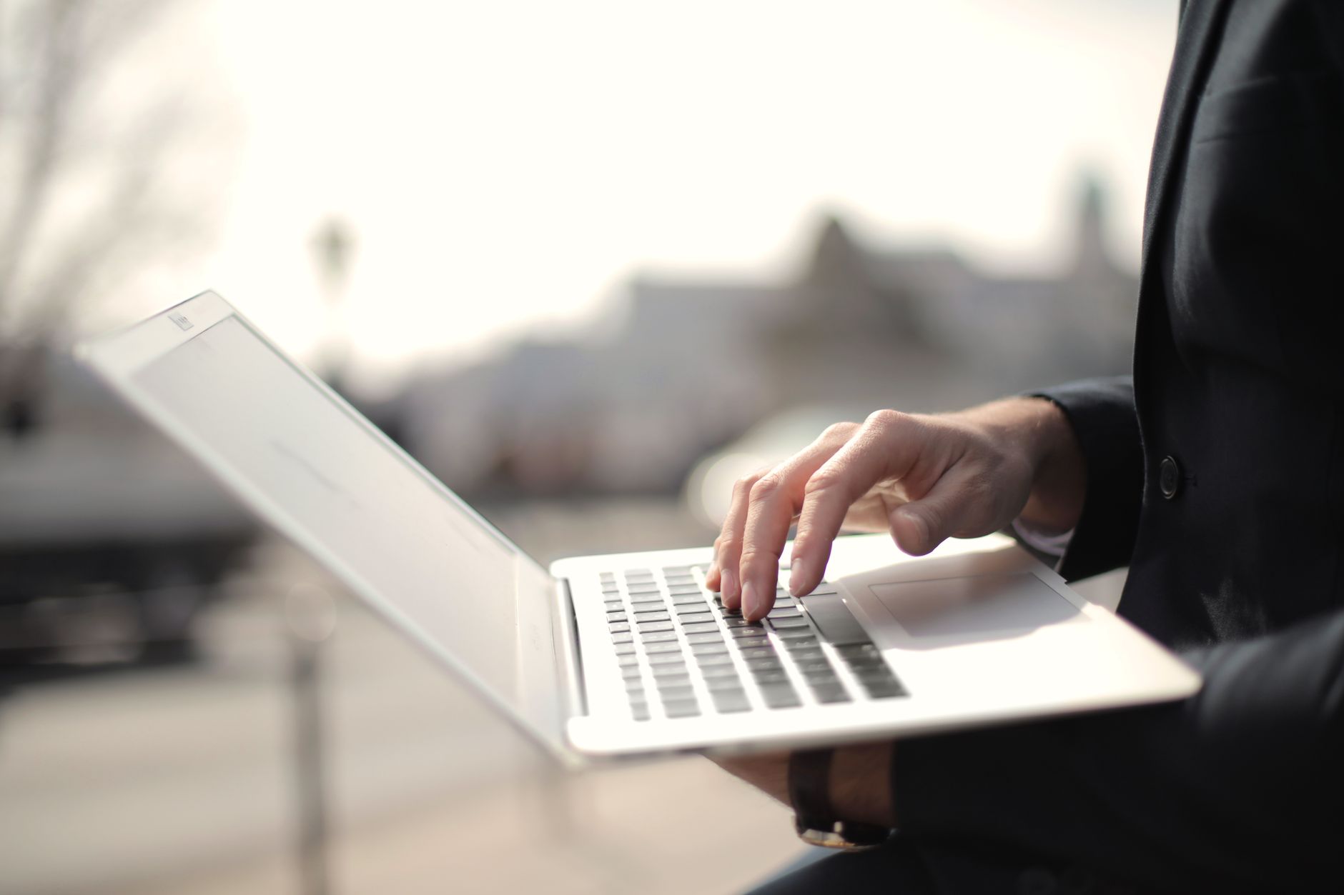 Personne utilisant un ordinateur portable dans un environnement de travail calme.